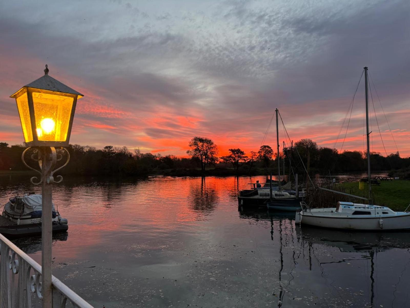 Warren Lodge Shepperton Exterior foto