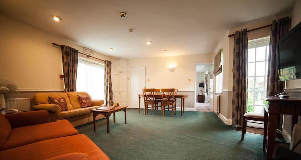 Warren Lodge Shepperton Exterior foto