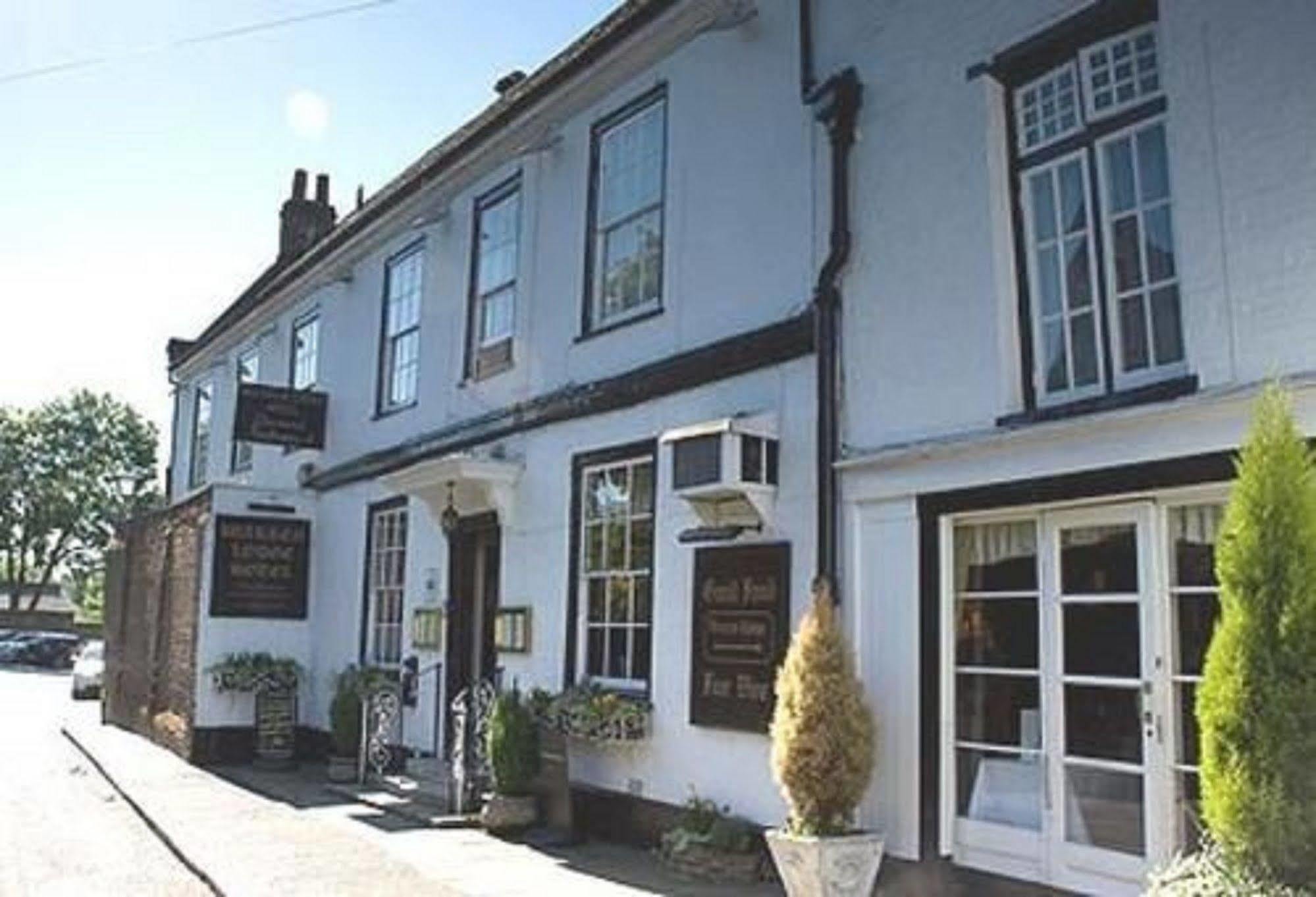 Warren Lodge Shepperton Exterior foto