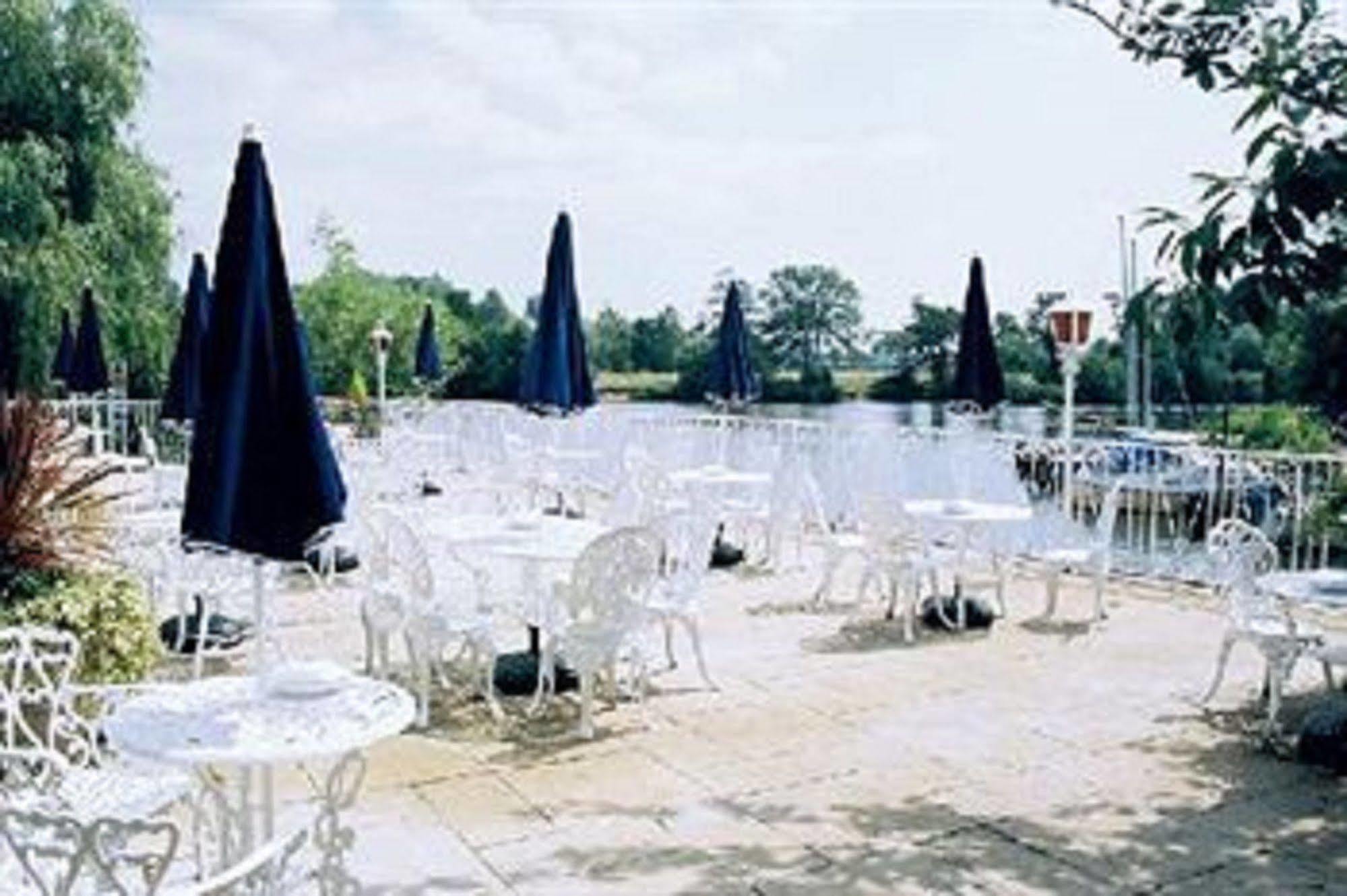Warren Lodge Shepperton Restaurant foto