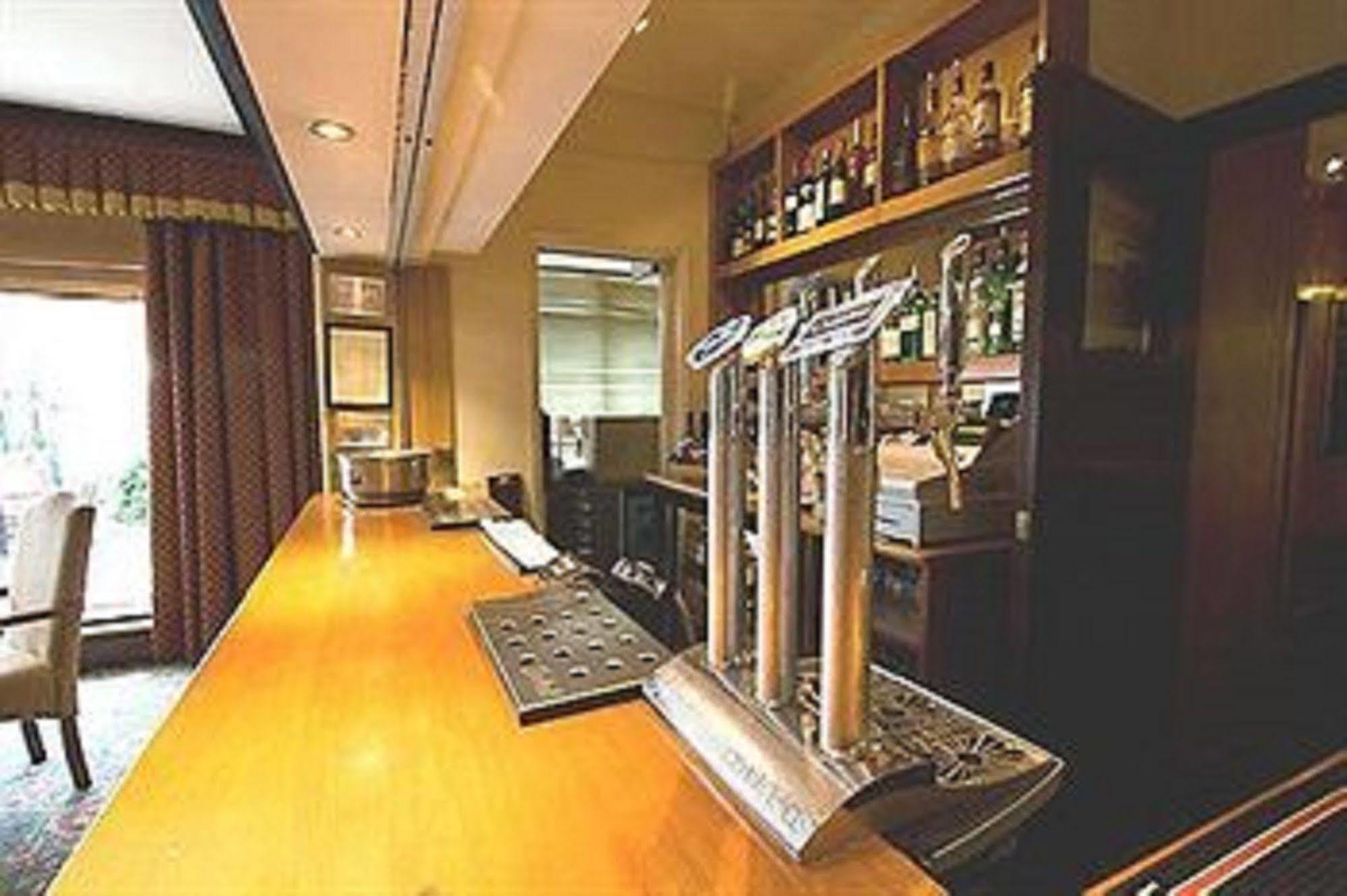 Warren Lodge Shepperton Restaurant foto